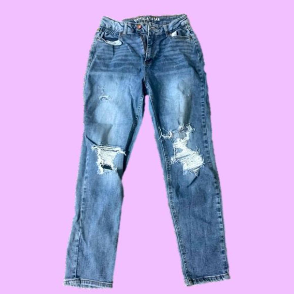 High-rise jeans| ripped distressed pants| cinched mom jeans| snatched waist